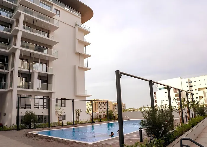 Refined 2Br Escape With Pool And Parking - Masdar