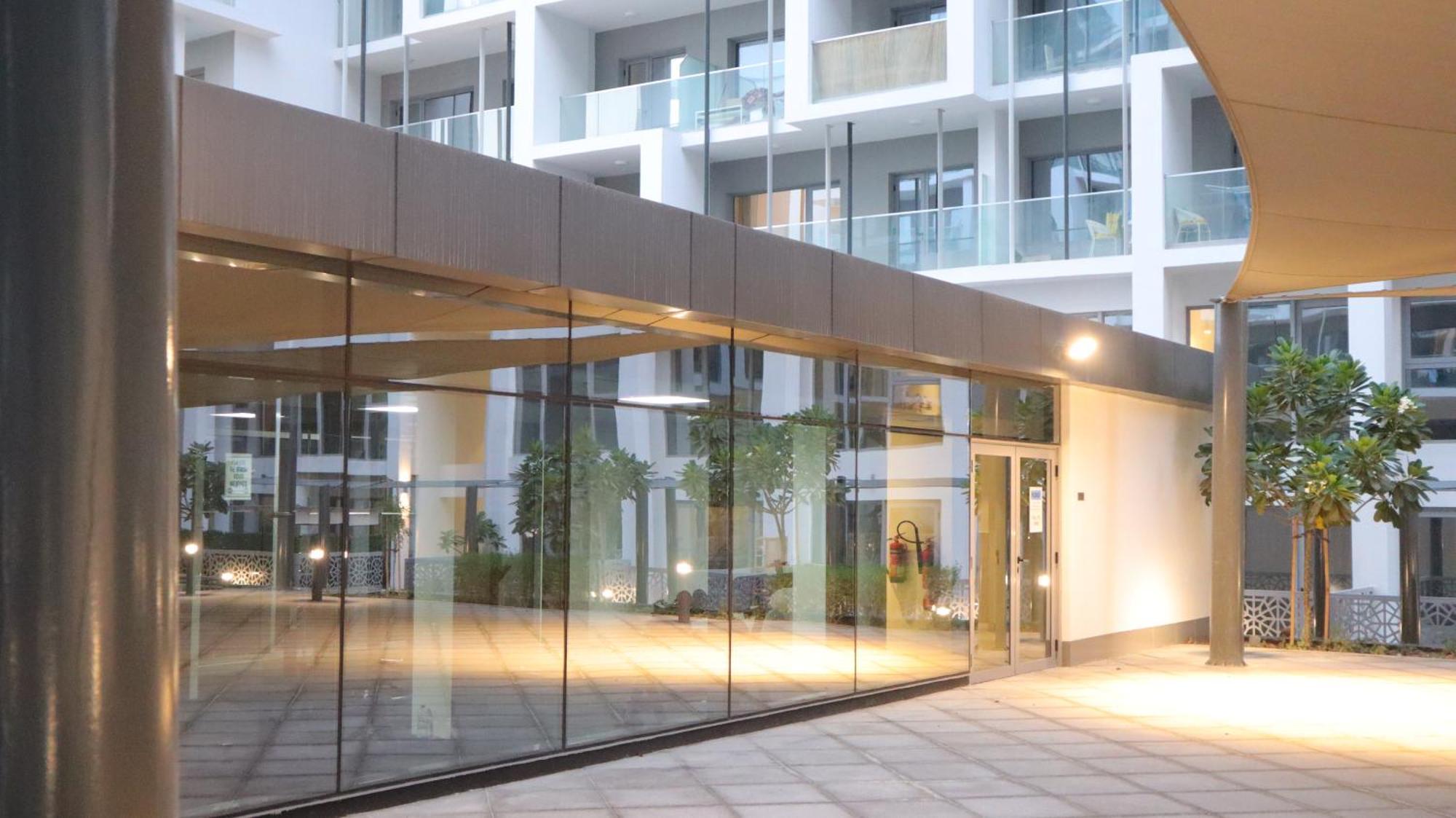 Appartamento Refined 2br Escape With Pool And Parking - Masdar