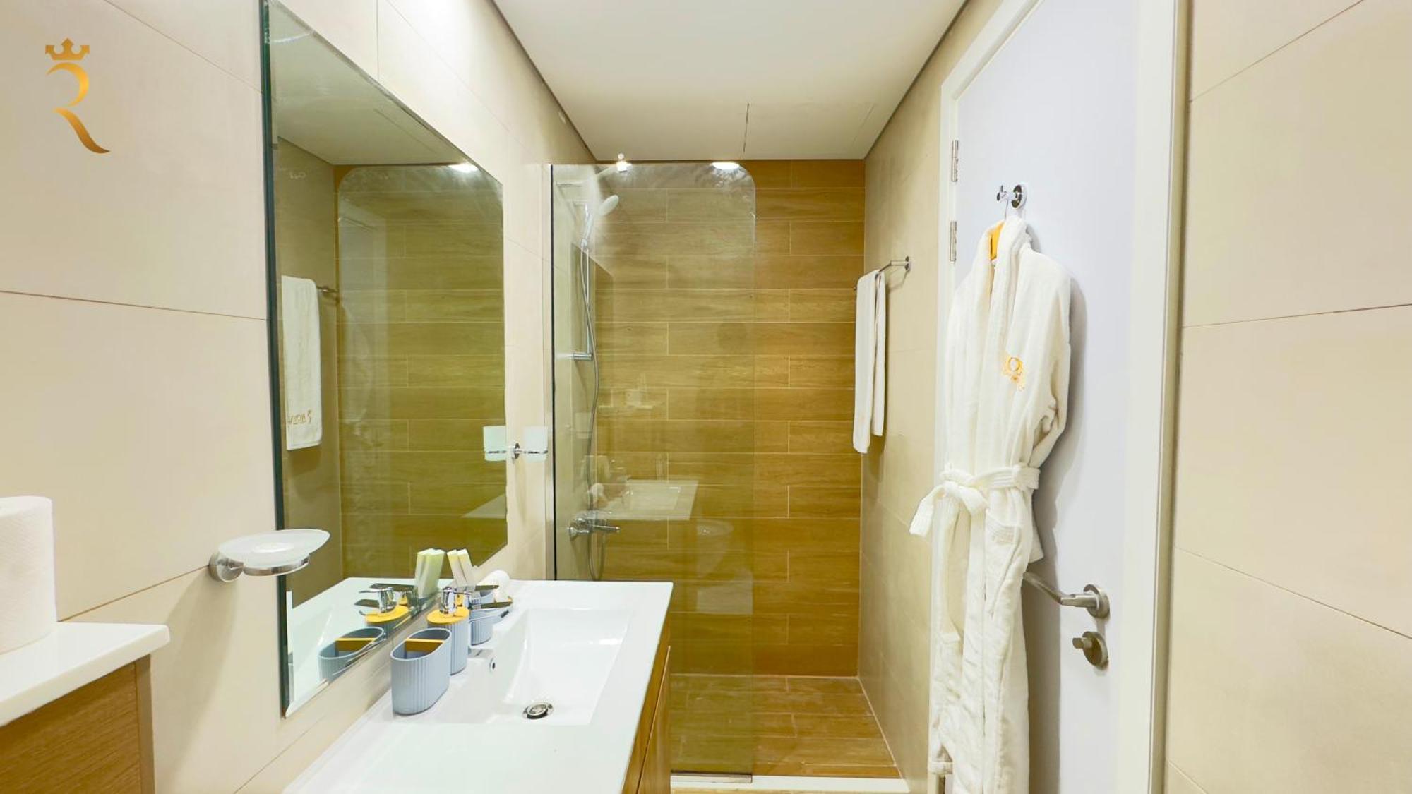 Refined 2br Escape With Pool And Parking - Masdar Appartamento