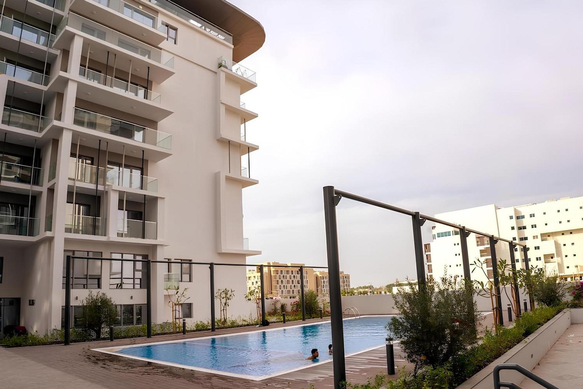 Appartamento Refined 2br Escape With Pool And Parking - Masdar