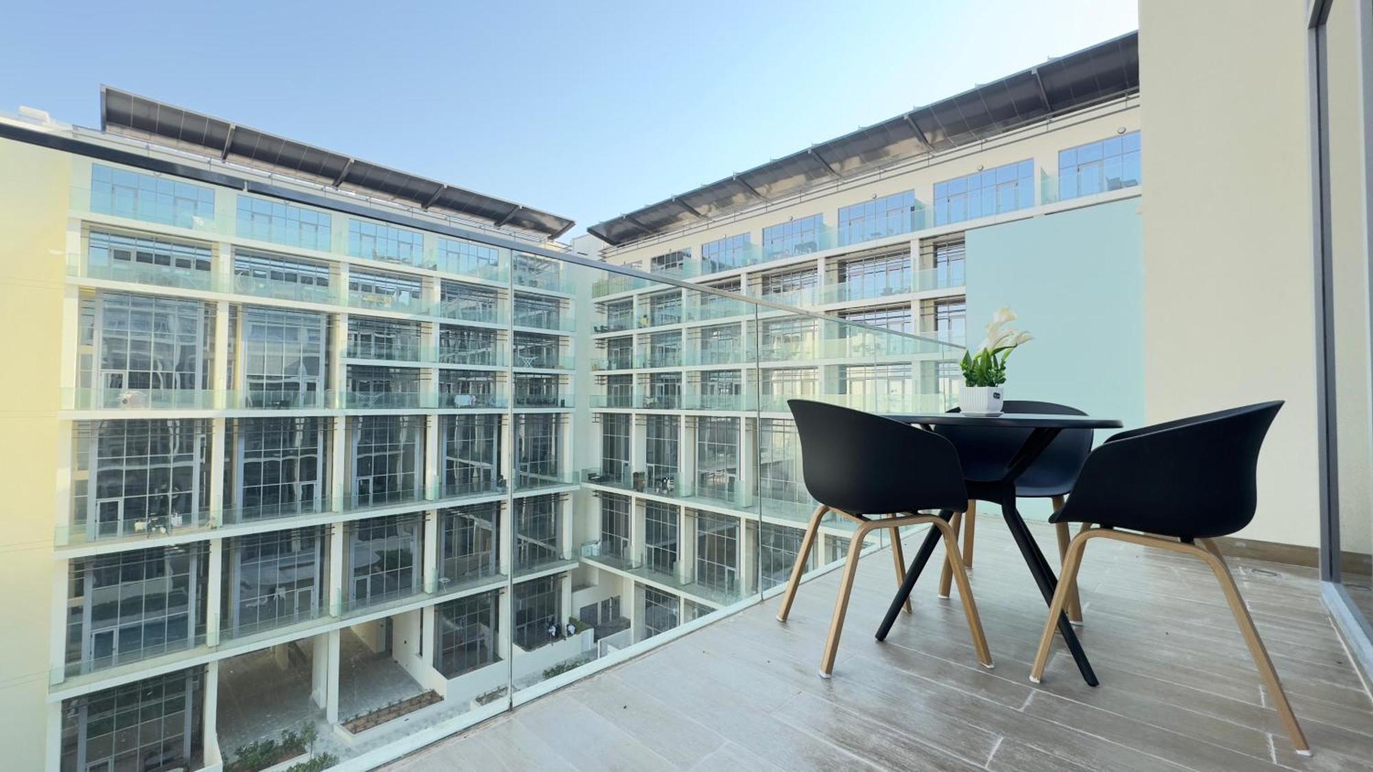 Appartamento Refined 2br Escape With Pool And Parking - Masdar