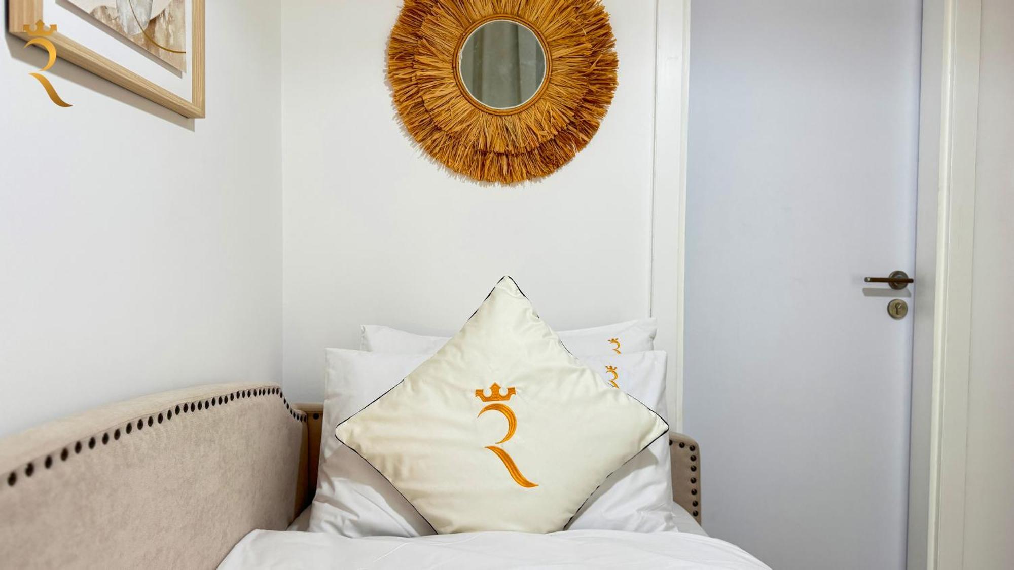 Appartamento Refined 2br Escape With Pool And Parking - Masdar *